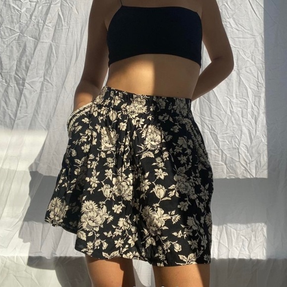 Cute, flowy, flower print skirt. - Picture 4 of 4